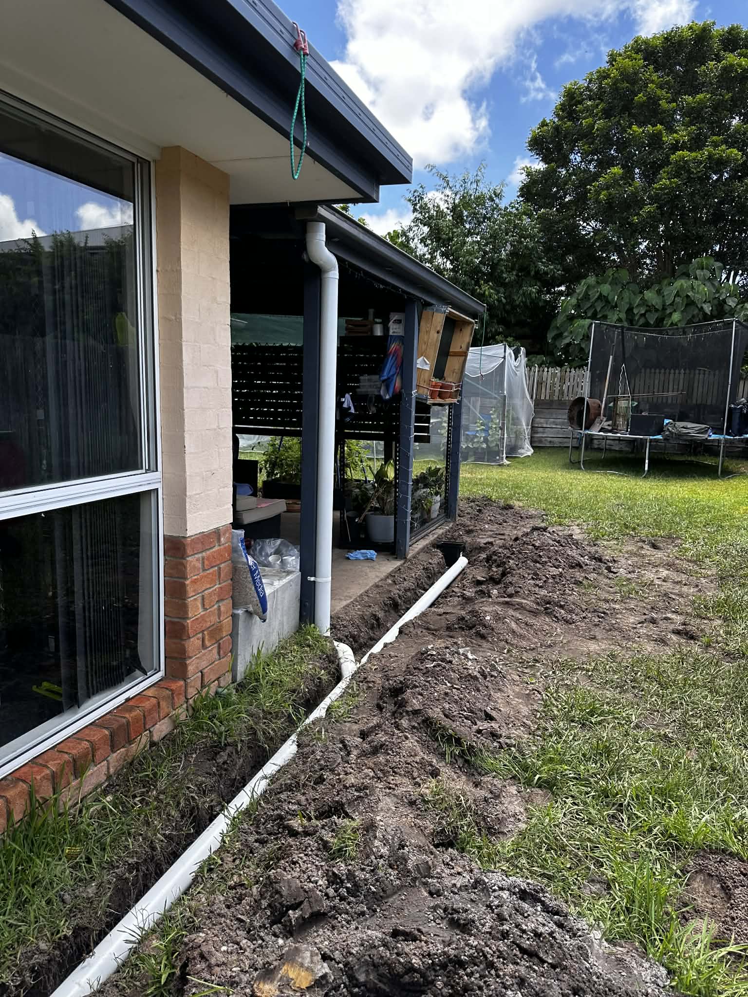 Downpipe and drainage installation