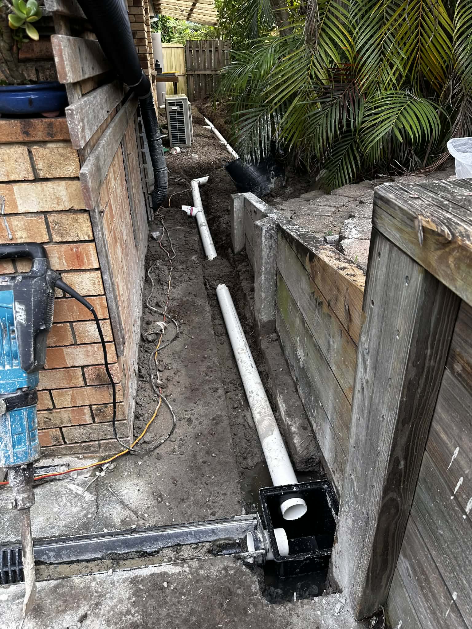 Sewer pipe relaying