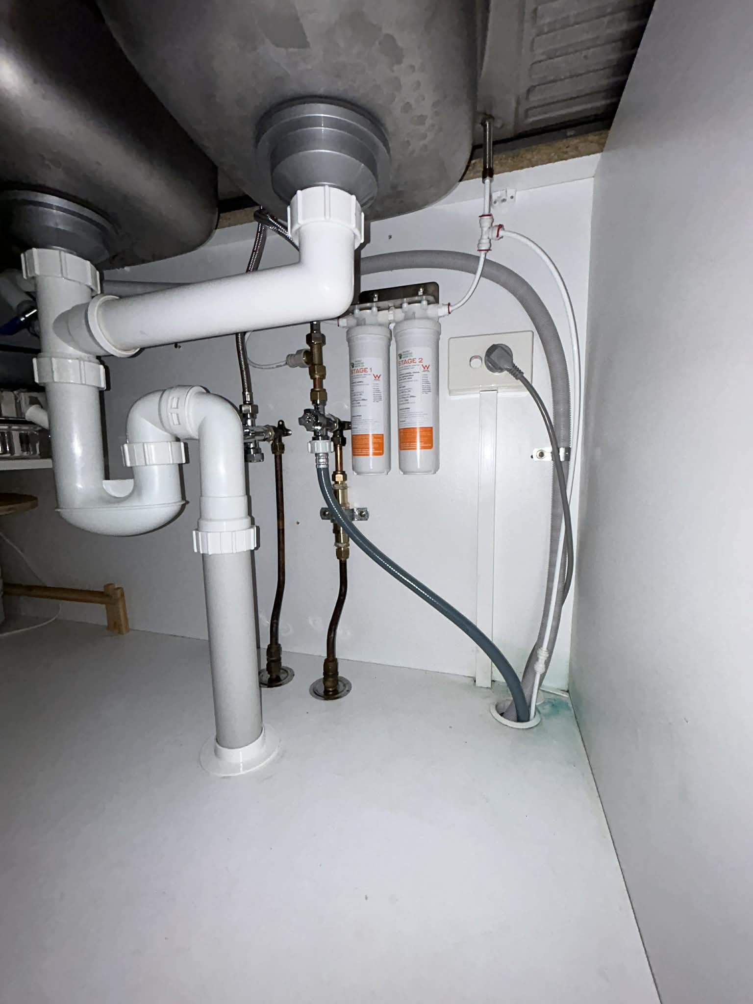 Under-sink water filter
